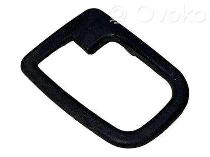 Priekšpusē durvju roktura vāciņš