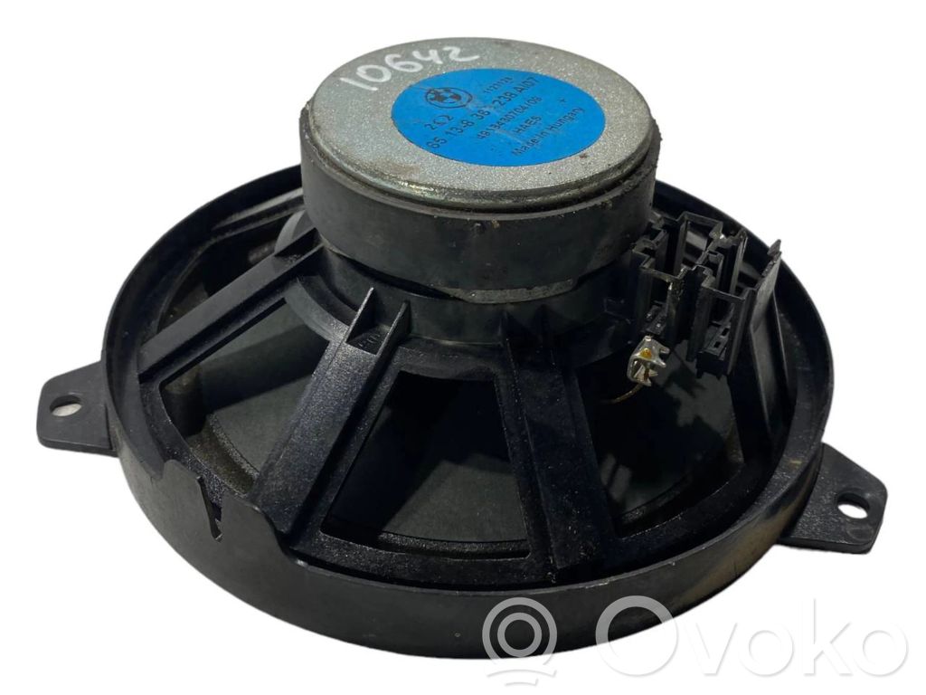 Skaļrunis (-i) priekšējās durvīs