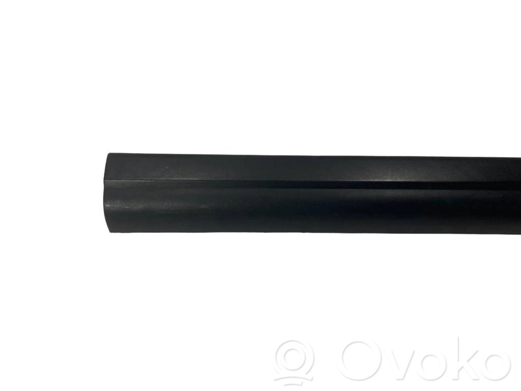 Priekšējā sliekšņa dekoratīvā apdare (iekšējā)