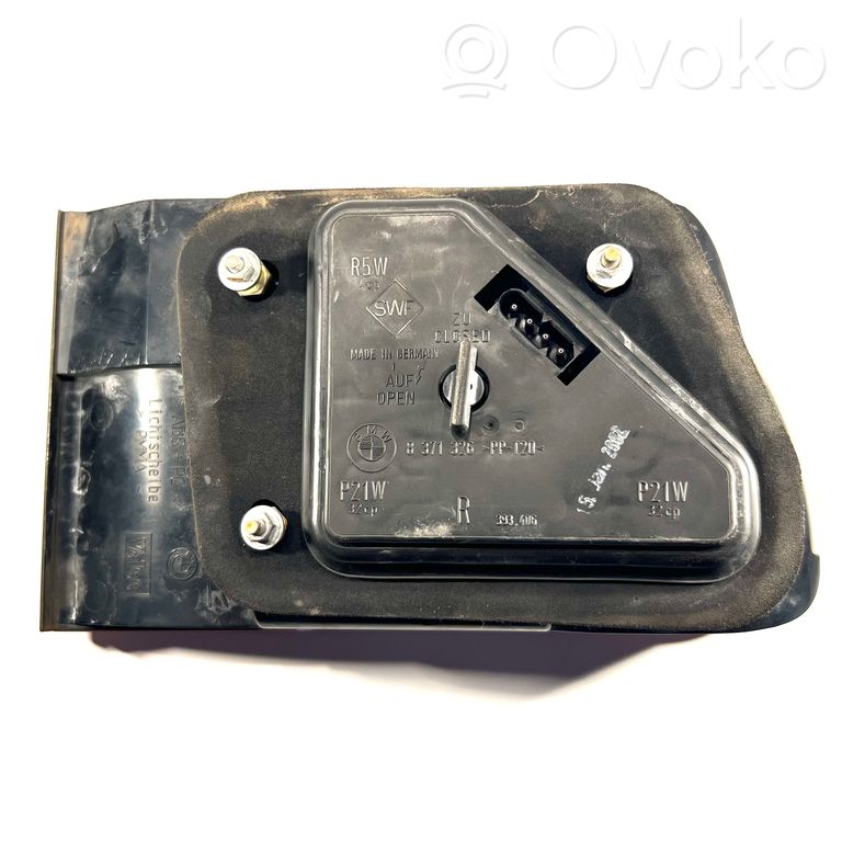 Aizmugurējais lukturis pārsegā