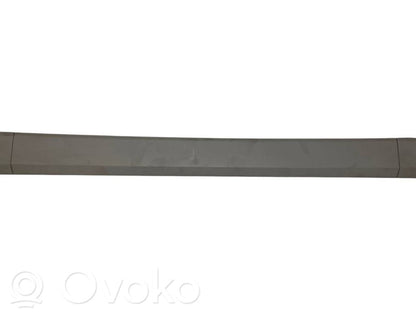 Augšējā dekoratīvā apdare (pie loga)