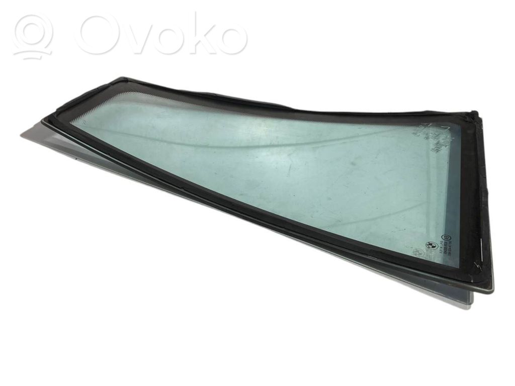 Mazais stikls "A" aizmugurējās durvīs