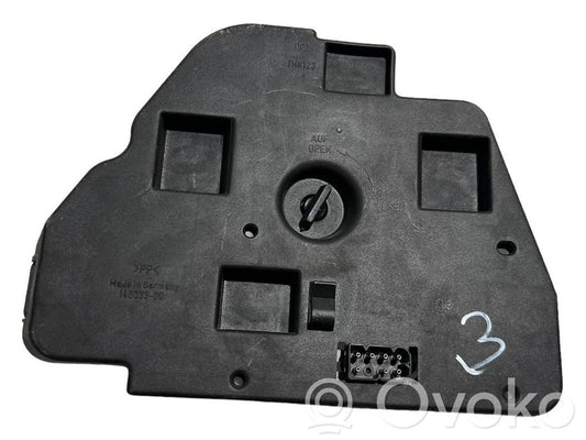 Держатель крышки заднего фонаря