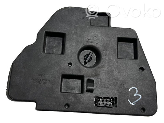 Aizmugures spuldzes vāka turētājs