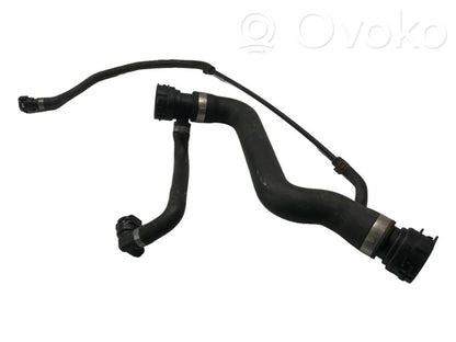 Caurulīte (-es) / šļūtene (-es)