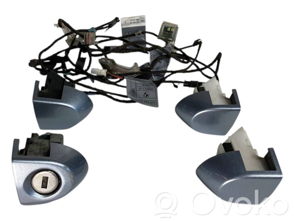 Priekšpusē durvju roktura vāciņš