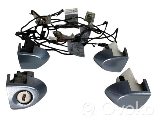 Priekšpusē durvju roktura vāciņš