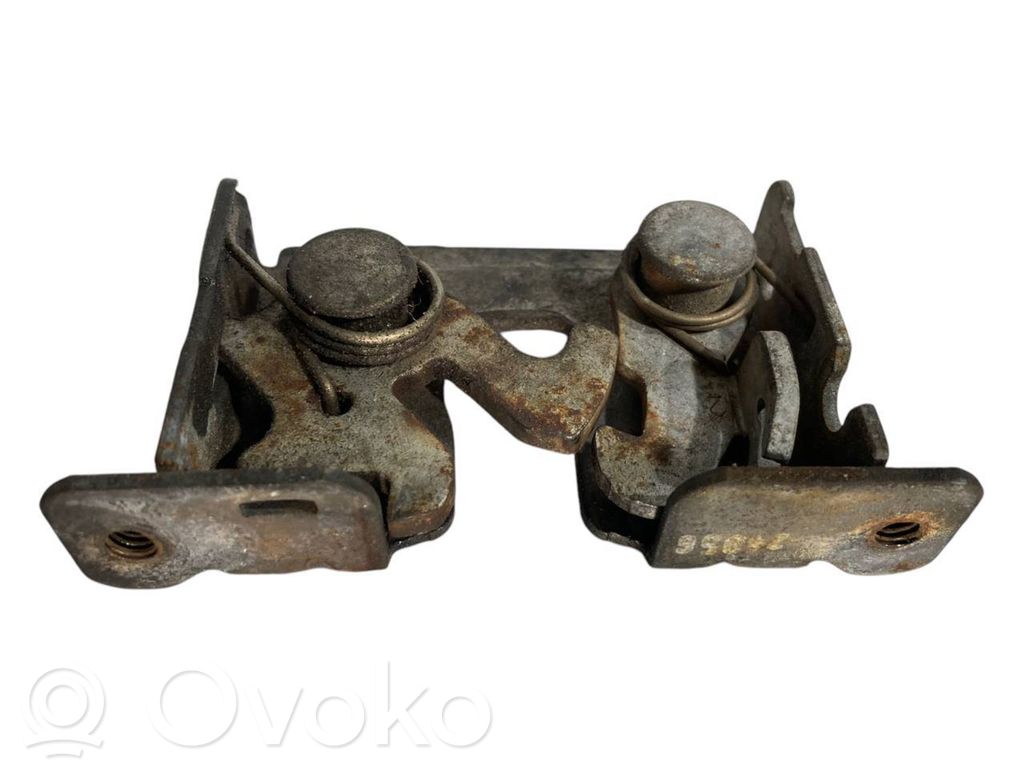 Dzinēja pārsega slēdzene