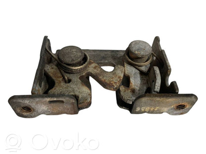 Dzinēja pārsega slēdzene