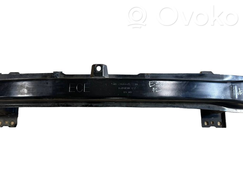 Priekšpusē bampera sija / balka