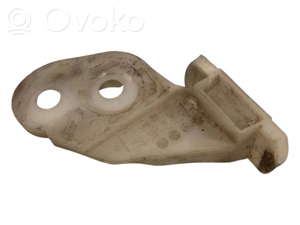 Priekšpusē bampera turētājs