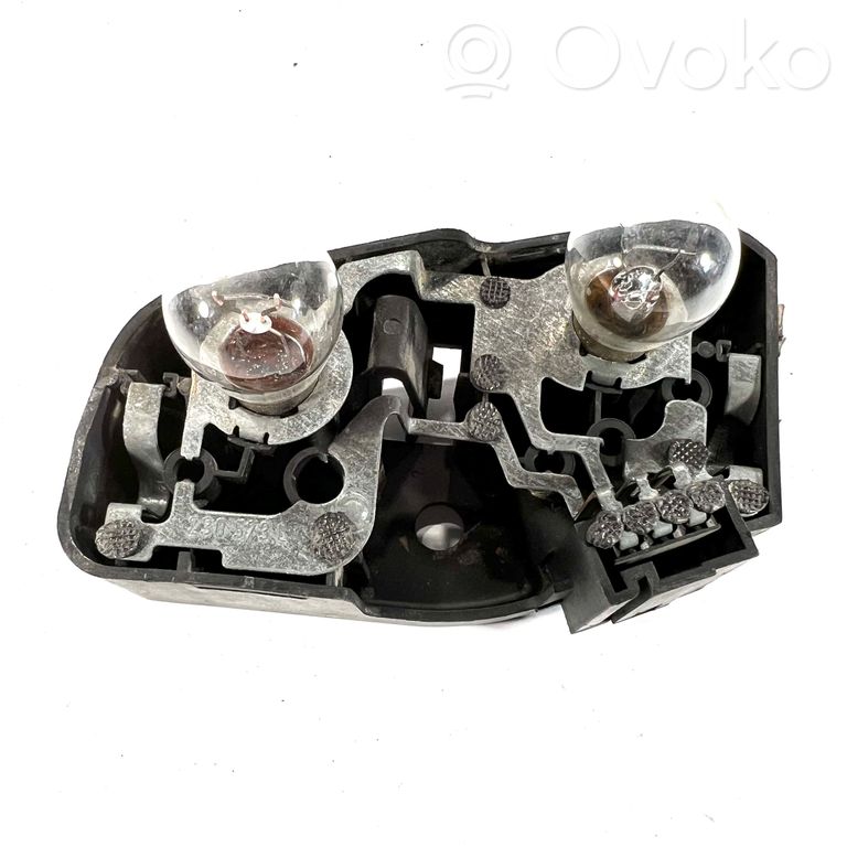 Держатель крышки заднего фонаря