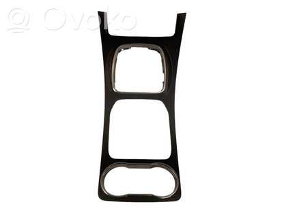 Ātrumu pārslēgšanas sviras dekoratīvā apdare (plastmasas)