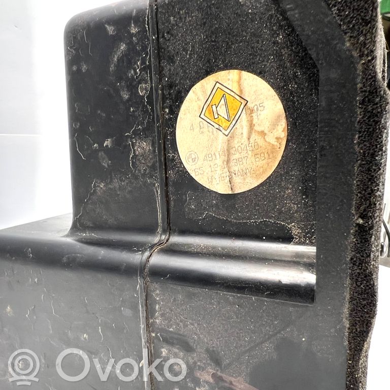 Skaļrunis (-i) aizmugurējā palodzē