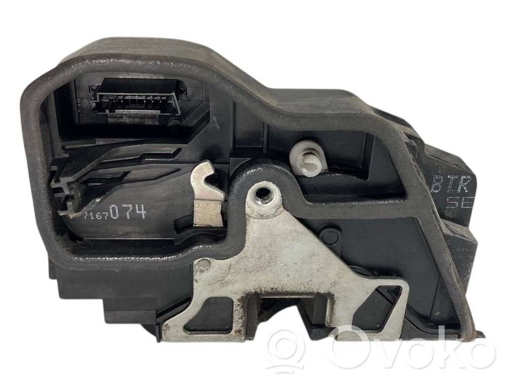 Priekšpusē slēdzene