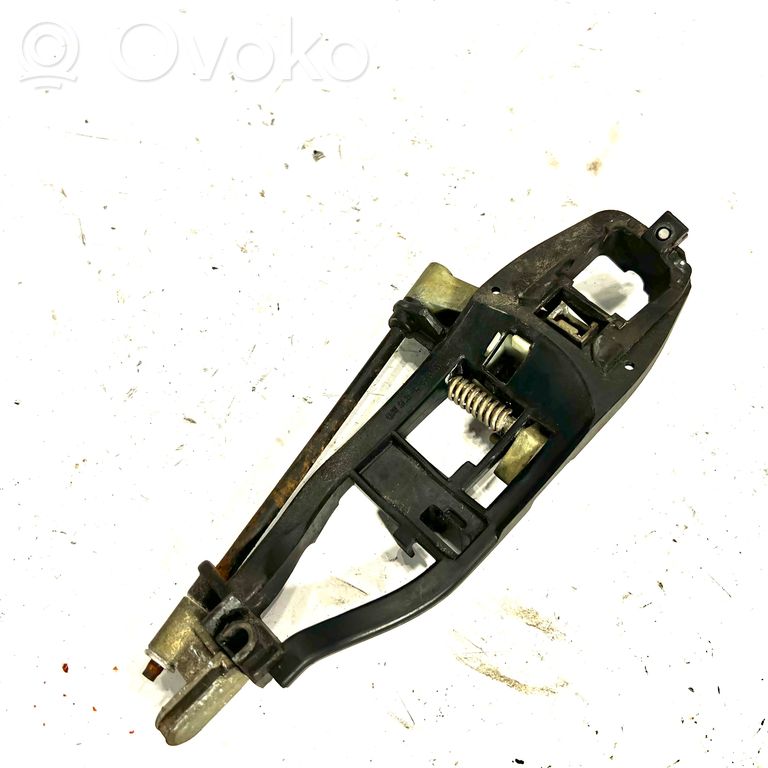 Priekšpusē turētājs / kronšteins ārējam atvēršanas rokturim