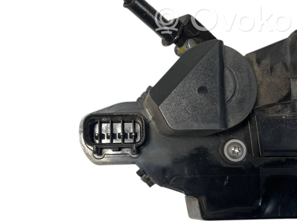 Priekšpusē slēdzene