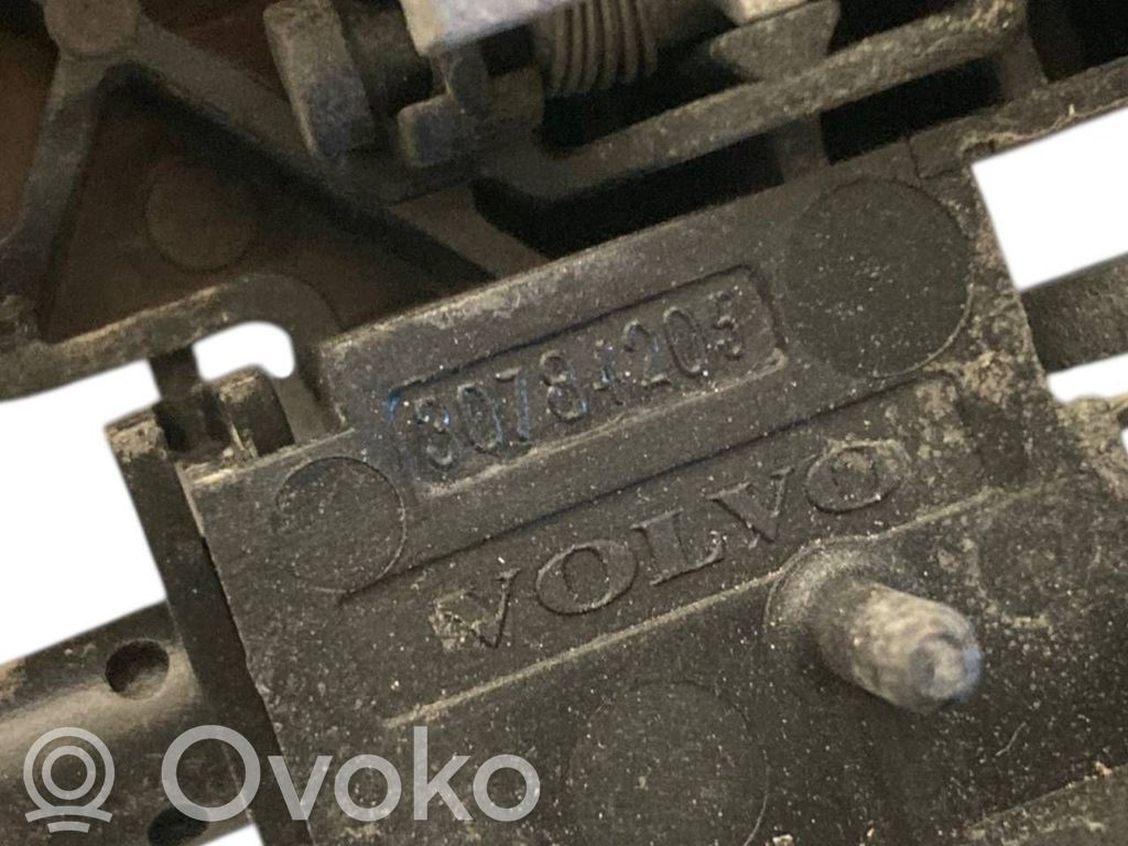 Priekšpusē turētājs / kronšteins ārējam atvēršanas rokturim