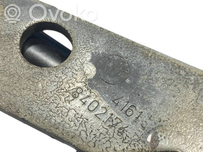 Dzinēja pārsega eņģe (-es)