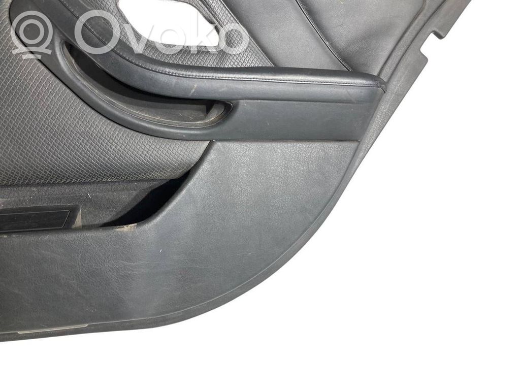 Apšuvums aizmugurējām durvīm