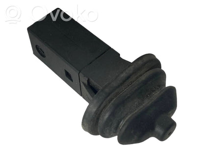 Degvielas tvertnes atvēršanas slēdzis