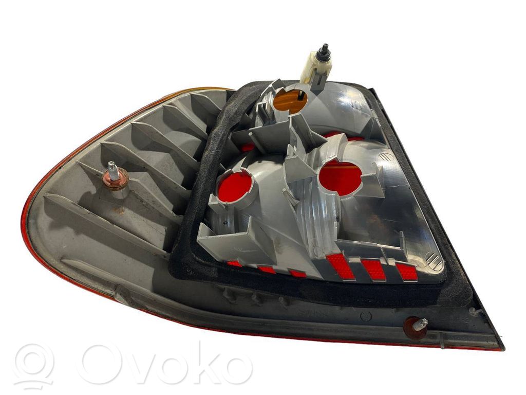 Aizmugurējais lukturis virsbūvē