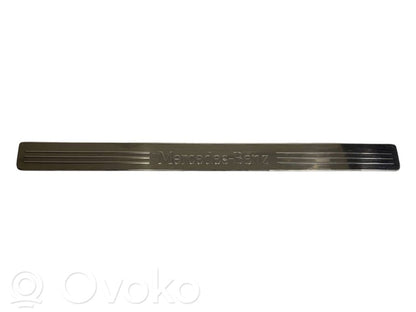 Priekšējā sliekšņa dekoratīvā apdare (iekšējā)