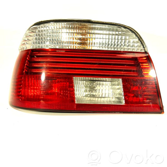 Aizmugurējais lukturis virsbūvē