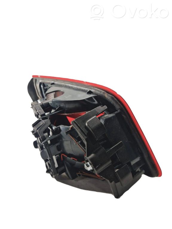 Aizmugurējais lukturis pārsegā