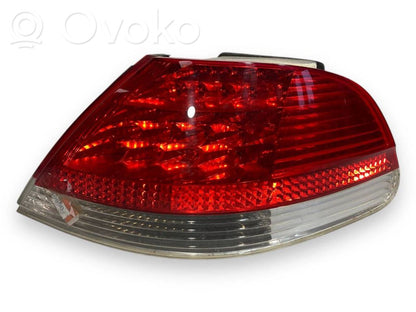 Aizmugurējais lukturis virsbūvē