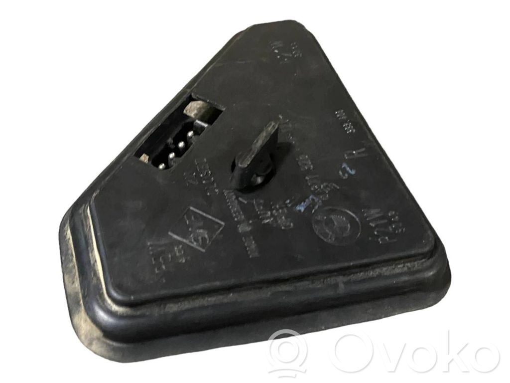 Aizmugures spuldzes vāka turētājs