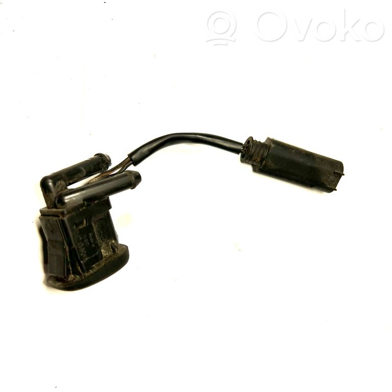 Mazgāšanas šķidruma smidzinātājs (-i) priekšējam logam