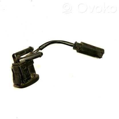 Mazgāšanas šķidruma smidzinātājs (-i) priekšējam logam