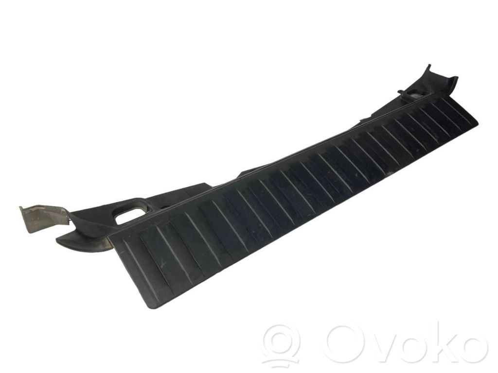 Bagāžnieka sānu apakšējās apdares panelis