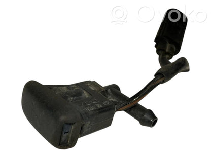 Mazgāšanas šķidruma smidzinātājs (-i) priekšējam logam