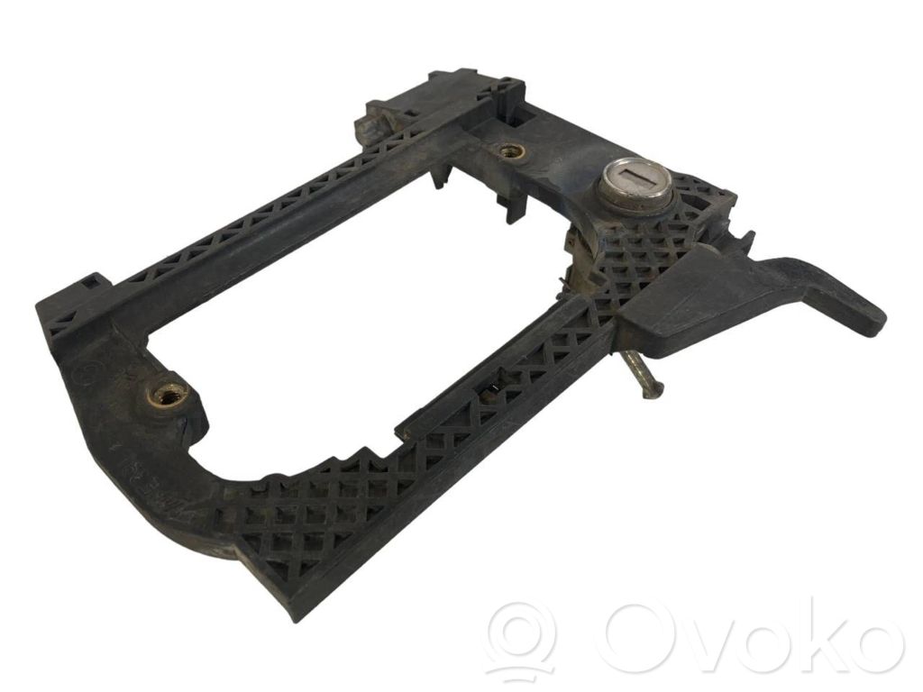 Priekšpusē turētājs / kronšteins ārējam atvēršanas rokturim