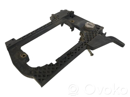 Priekšpusē turētājs / kronšteins ārējam atvēršanas rokturim