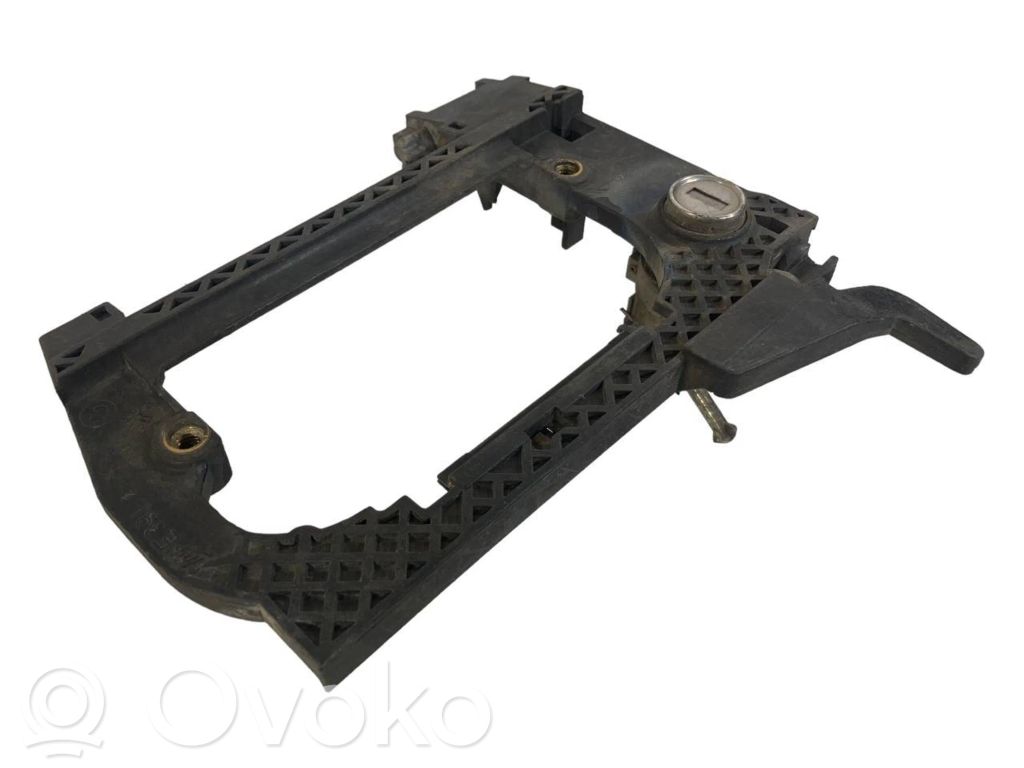 Priekšpusē turētājs / kronšteins ārējam atvēršanas rokturim