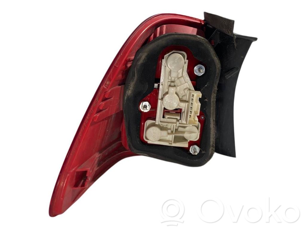 Aizmugurējais lukturis virsbūvē