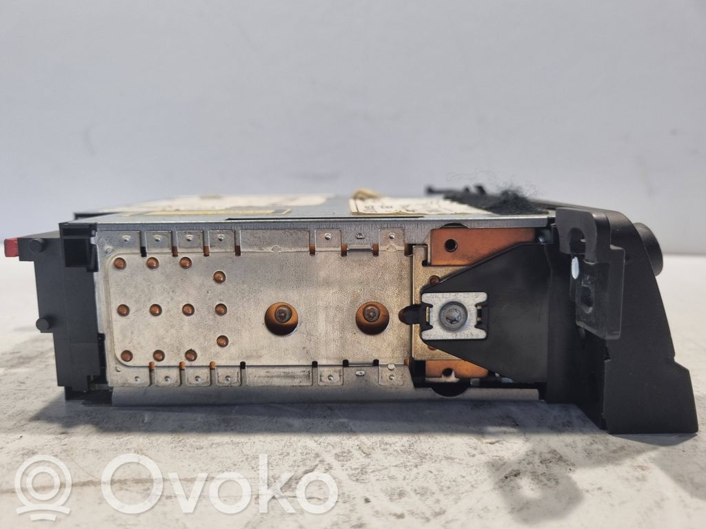 Radio / CD/DVD atskaņotājs / navigācija