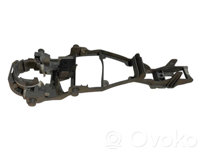 Priekšpusē turētājs / kronšteins ārējam atvēršanas rokturim