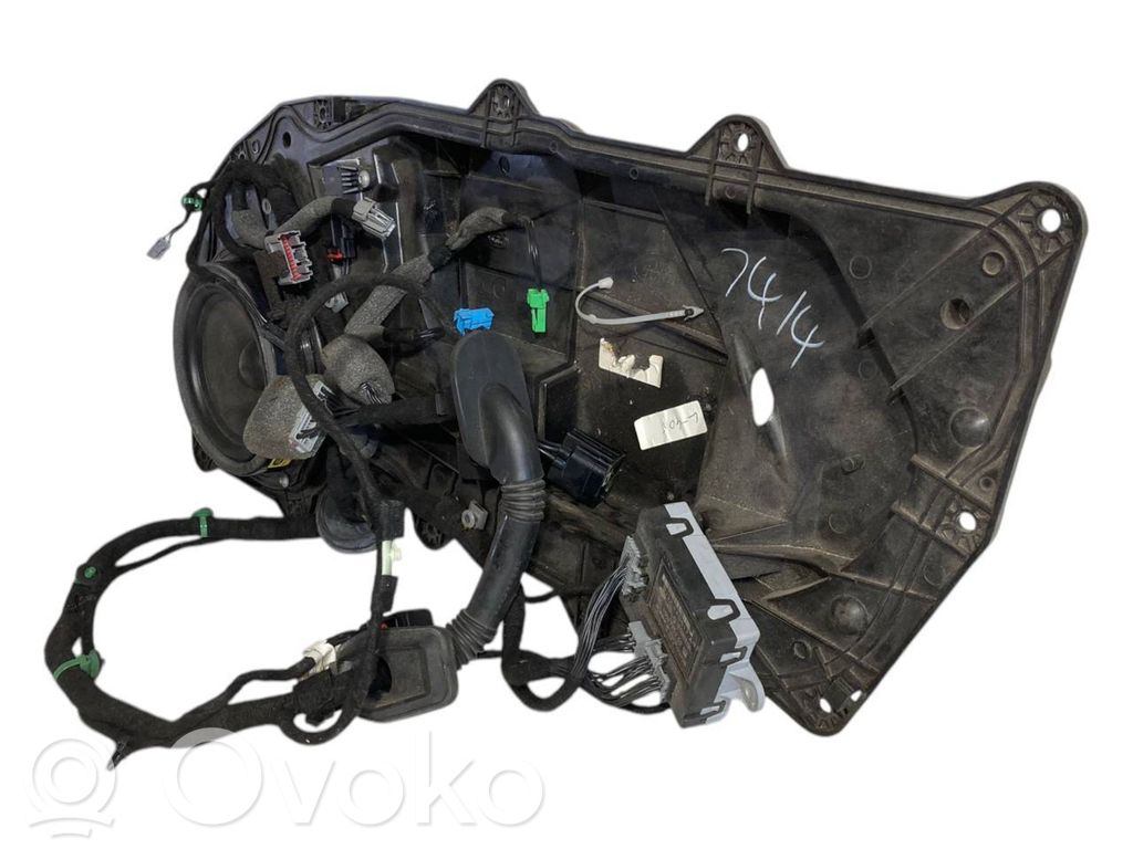 Skaļrunis (-i) priekšējās durvīs