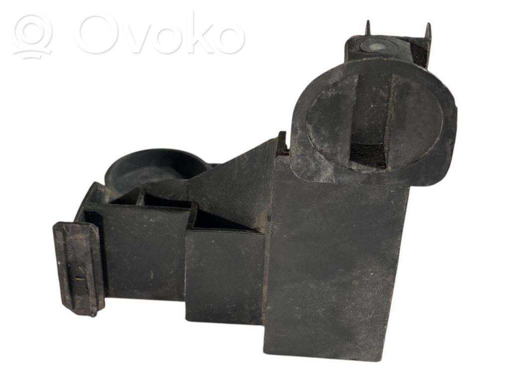 Priekšpusē bampera turētājs