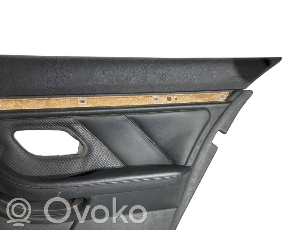 Apšuvums aizmugurējām durvīm