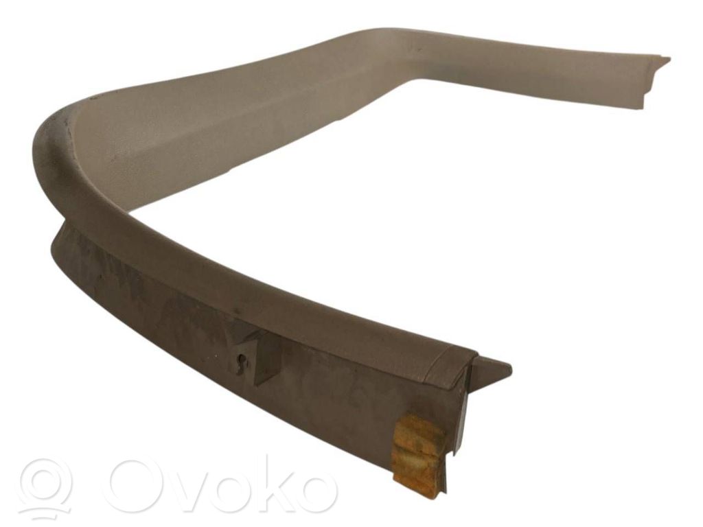 Augšējā dekoratīvā apdare (pie loga)