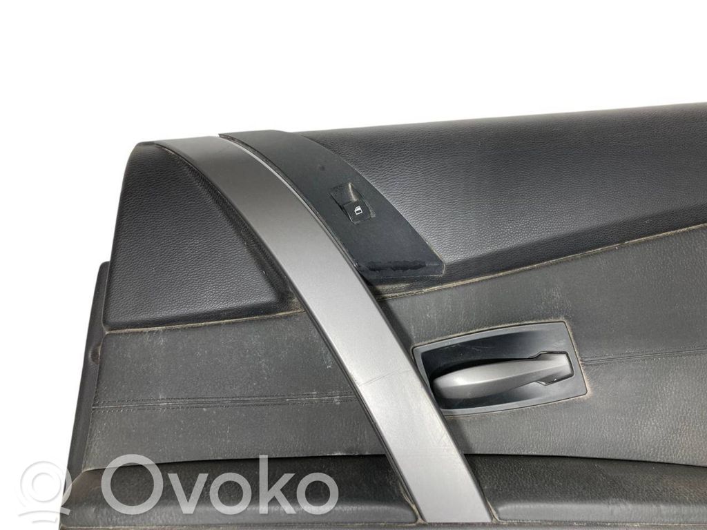 Apšuvums aizmugurējām durvīm