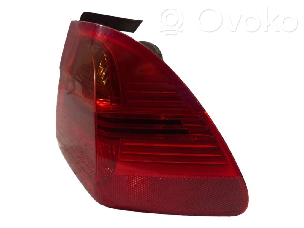 Aizmugurējais lukturis virsbūvē