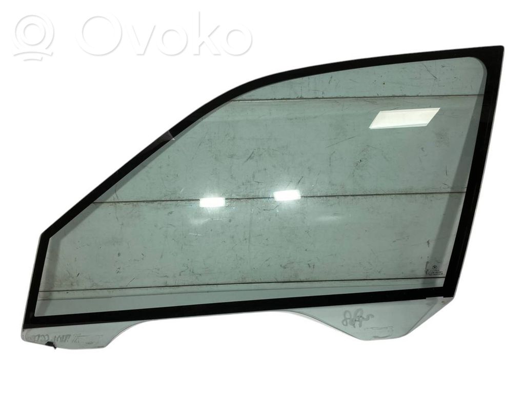 priekšējo durvju stikls (četrdurvju mašīnai)