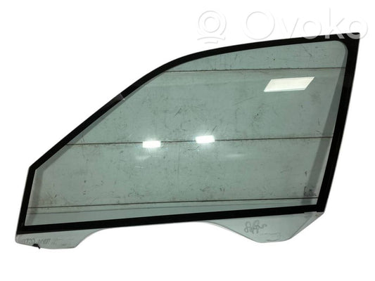 Стекло передней двери (для четырехдверного автомобиля)