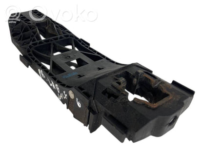 Priekšpusē turētājs / kronšteins ārējam atvēršanas rokturim